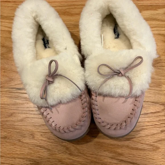 Lands' End Cozy Pink and Cream Slippers with Plush Lining - Picture 1 of 8